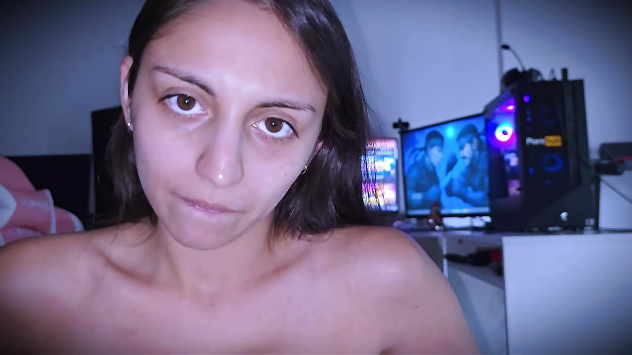 I give my flatmate a good blowjob with Russian handjob