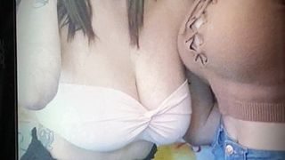 Gémissements de sperme, hommage à une fille d&#39;Instagram avec des seins