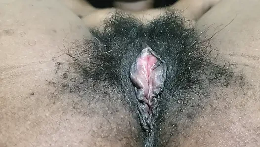 Tante seksi dengan memek berbulu lagi asik masturbasi memeknya sendirian, penuh semangat!