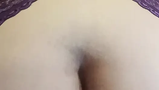 Pantat bahenol cewek semok ini lagi asik ngentot dildo dengan lingerie ungu