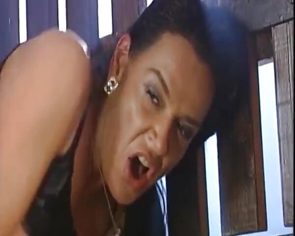 Plavuša sa velikim sisama se žestoko jebe u grubom seksu