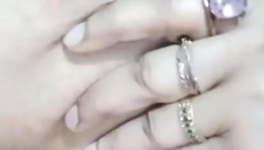 Hintli kadın mastürbasyon yapıyor ve göğüslerini yalıyor