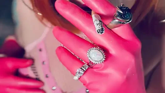 Süß in pink! Tina Snua gekleidet in rosa latexhandschuhen raucht eine Korken zigarette - Snap Inhales Drift Rauch OMI OME dangles