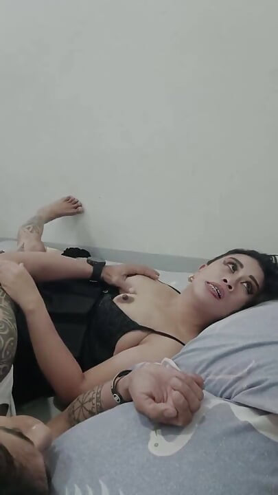 大奶子妻子在直播期间采取侧面和传教士性爱, 最后射在她脸上