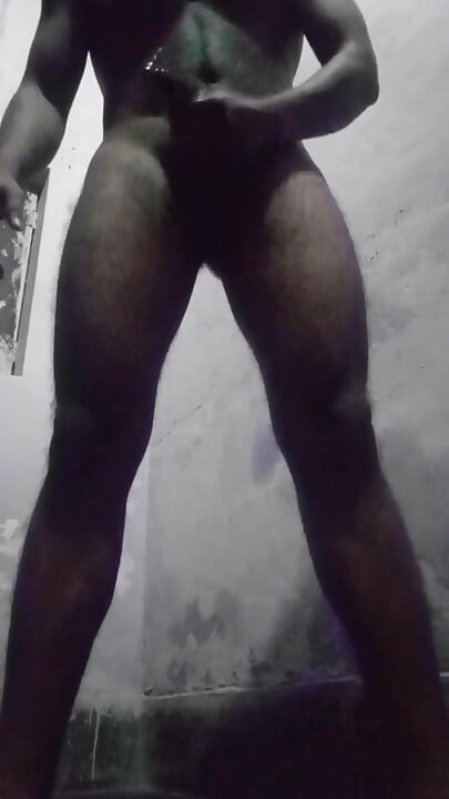 Delhili genç kız evde kimse yokken büyük yarağı yağlıyor ve mastürbasyon yapıyor