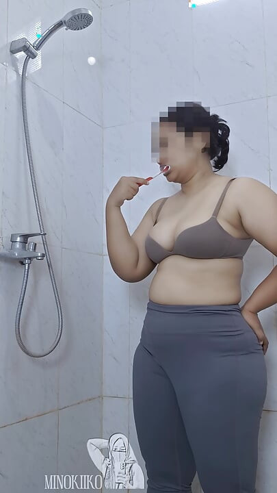 Asiatische MILf wäscht ihren schweiß nach der Fitness im Fitnessstudio - Minokiiko