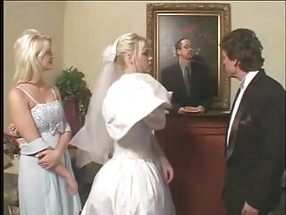Блондинка невеста с красивыми сиськами сосет и трахается с двумя твердыми каменными членами в постели