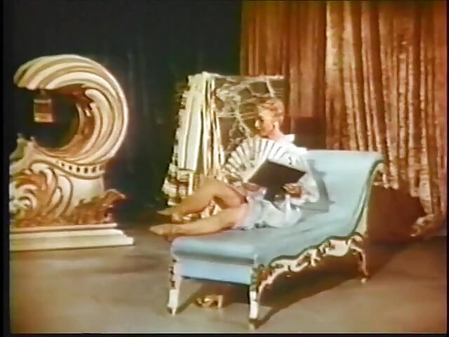 Nézz meg néhány dögös retro lányt, akik táncolnak és leveszik a ruháikat
