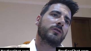 Gay maduro se masturba com um vibrador na bunda na webcam