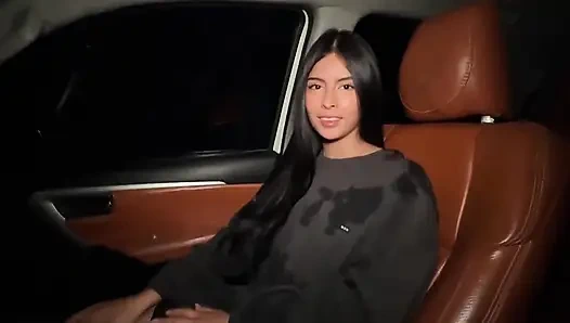 Я занимаюсь сексом в машине моего лучшего друга, он трахает меня жестко!