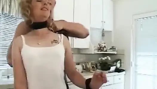 Dominante blondine qualen devote MILf in der küche