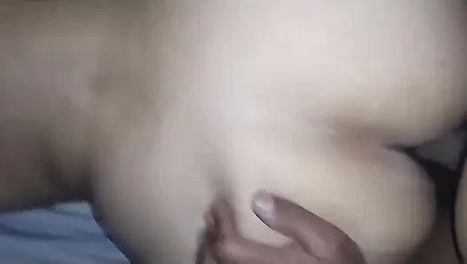 Junges mädchen tanzt funk, twerking auf einem schwanz
