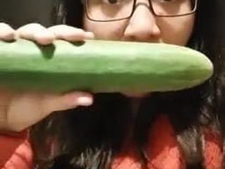 Een dikke teef plaagt, neemt een komkommer