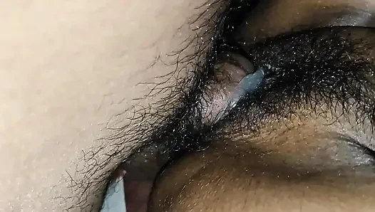 Pijat memek tebal dan ngentot kontol hitam berbulu kontol besar pria kulit hitam sambil memakai kondom.