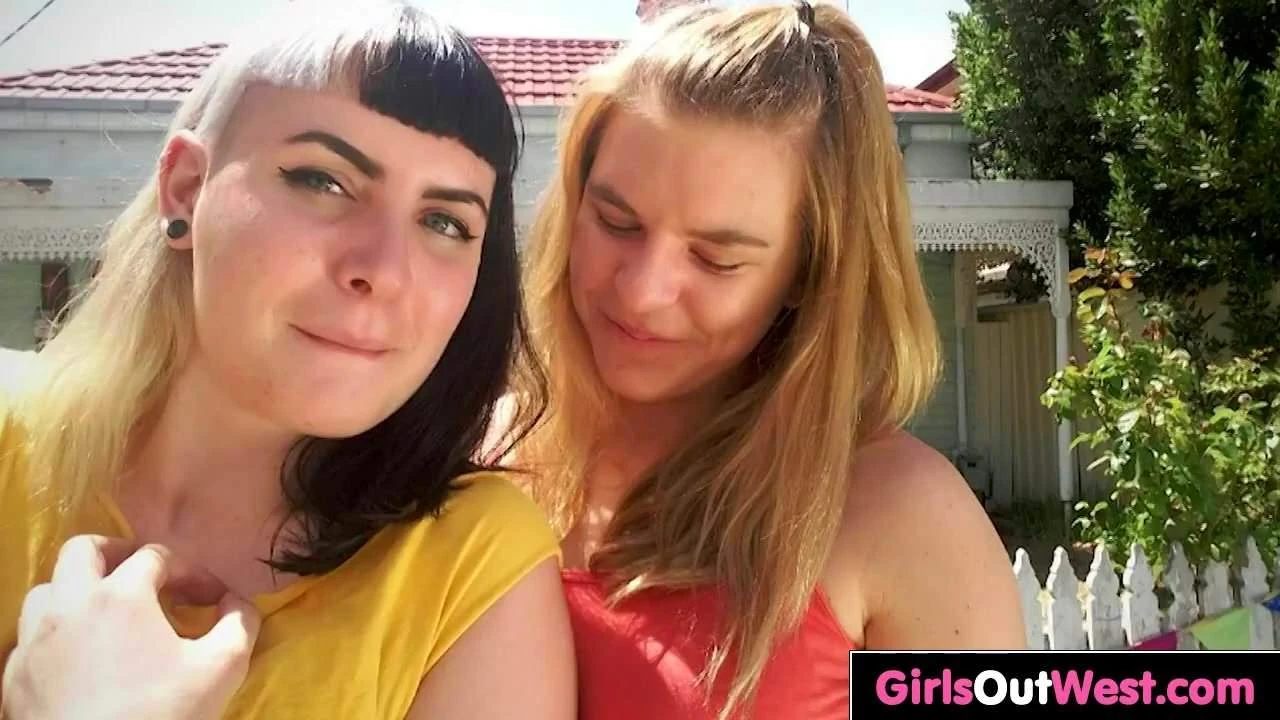 Lesbian berbulu Marina dijilat di dapur