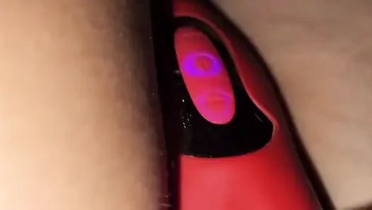 Mächtiges Spielzeug, das meine Muschi frisst, sie hat den Himmel erreicht und mir einen Orgasmus beschert