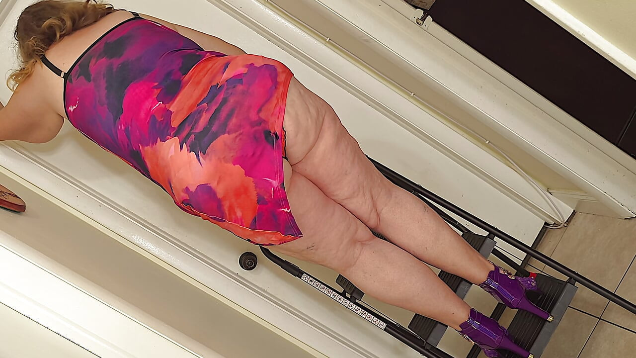大きくて太った白人のメイド女性が脚立でキッチンカウンターを掃除し、ミニドレスとパンティを横に引っ張っている - イキないように気をつけて