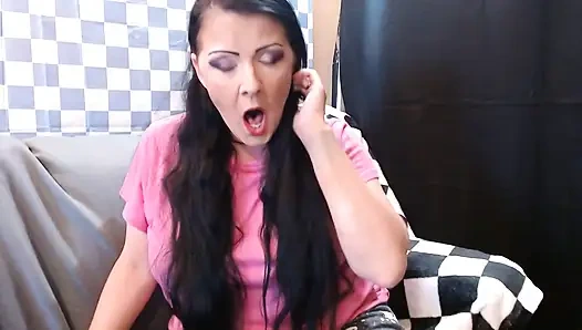 Милфа зевает