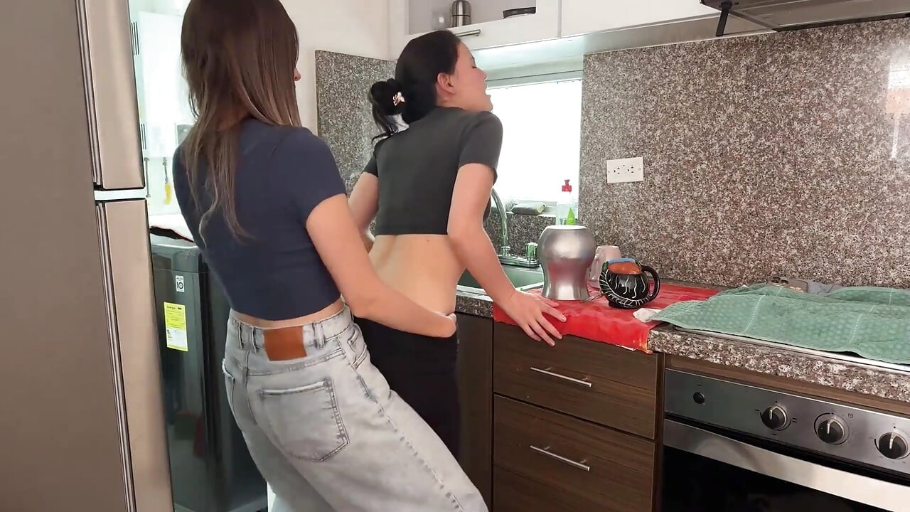 Mi amiga me ayuda a limpiar la casa y a tocar mi coño, mi marido es un cornudo
