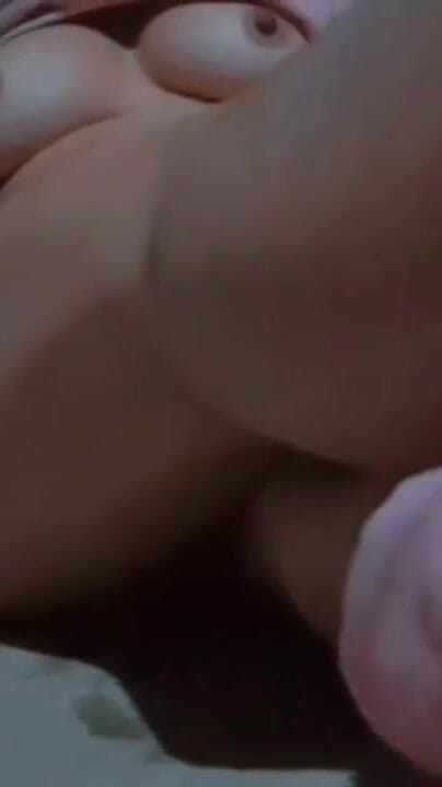 Alene i huset beroliger en kvinde sin fisse med aubergine | Klip 1