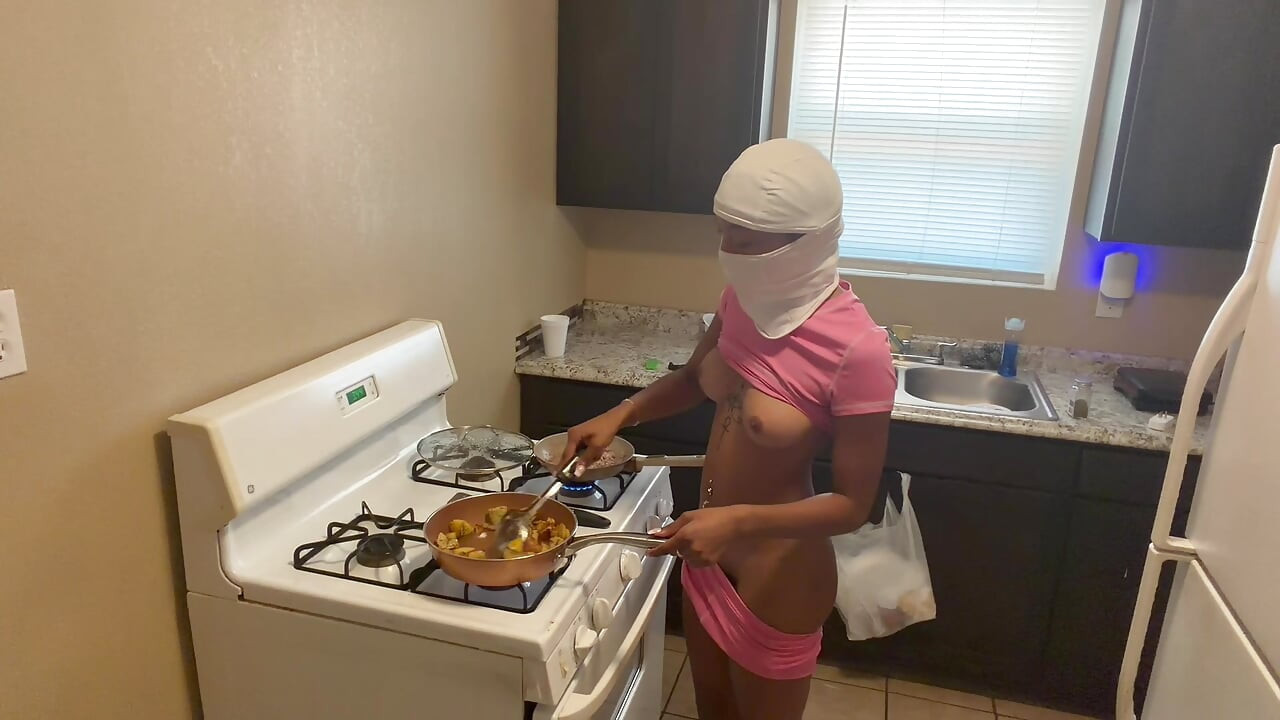 Hot babe naked making breakfast for her boyfriend m