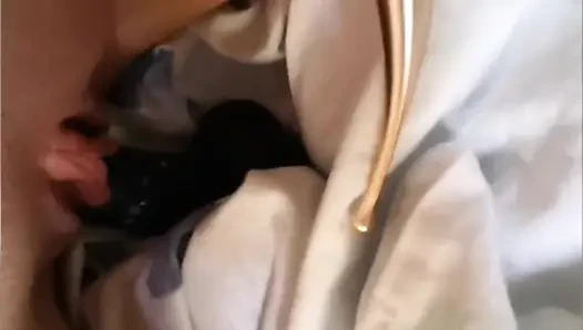 Kız büyük zenci yarağıyla sert sikişiyor ve fışkırtıyor
