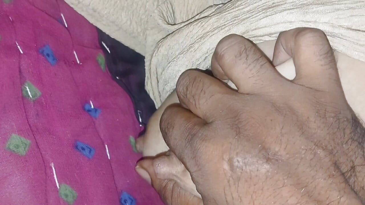 阴户分享 第2部分 热辣的胸部按压新女孩
