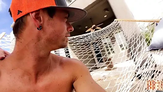 Si seksi shane dan miss stacy lagi asik bersenang-senang di halaman belakang saat teman sekamar lengser!