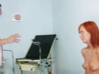 Зияющая в зеркале рыжая Claudia с гинекологическим проникновением в киску