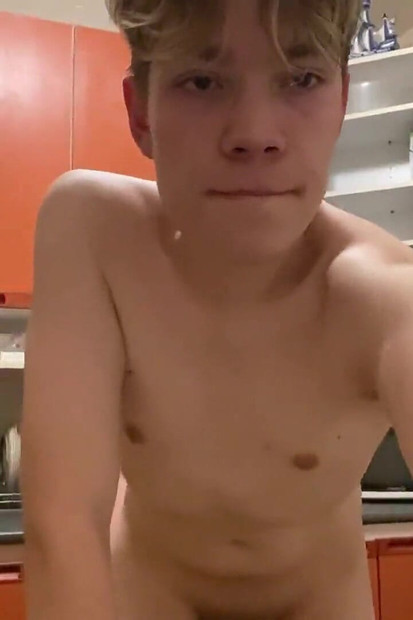 Kızgın bir Rus ayısı 19 yaşındaki twink'i mutfakta sikiyor