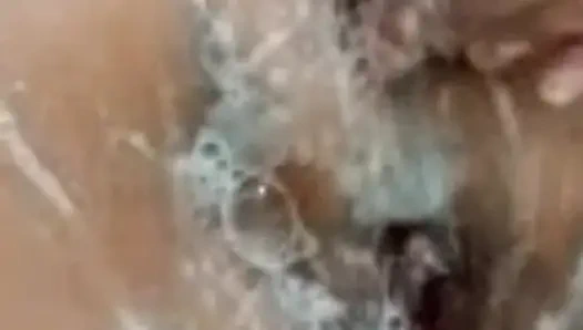 Meine von mir ehefrau bat um einen videoanruf. sie sagte, dass sie ein bad nahm