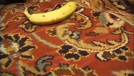 Cewek semok dengan toket besar alami ini lagi asik nyepong kontol sampai matanya merem melek