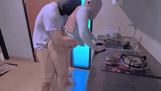 Ibu temanku bikin sange saat cuci piring didapur
