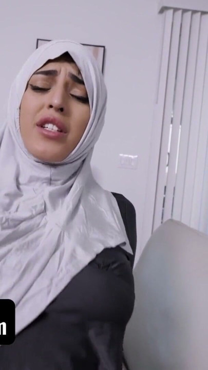 Profesorul universitar josnic profită de o studentă tânără vulnerabilă - Hijab Hookup | Clip 3