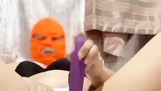 Ehefrau beobachtet mein video, während sie solo macht