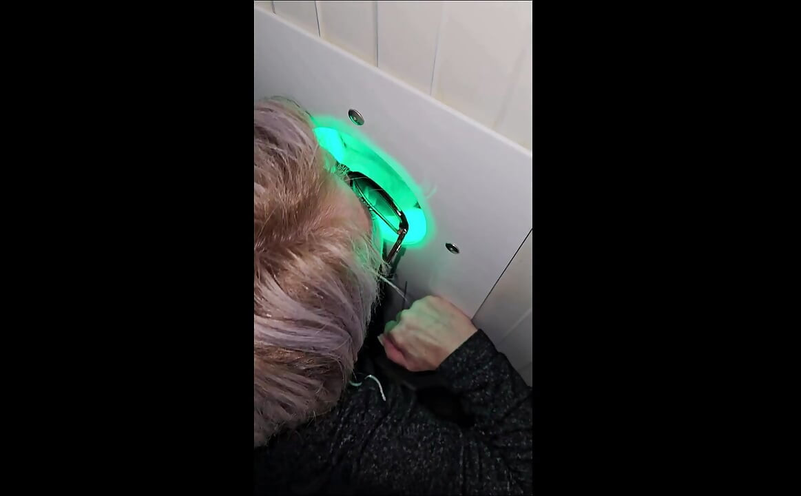 Aldatılan çift duvar deliği kabinleri olan kitapçıyı ziyaret ediyor