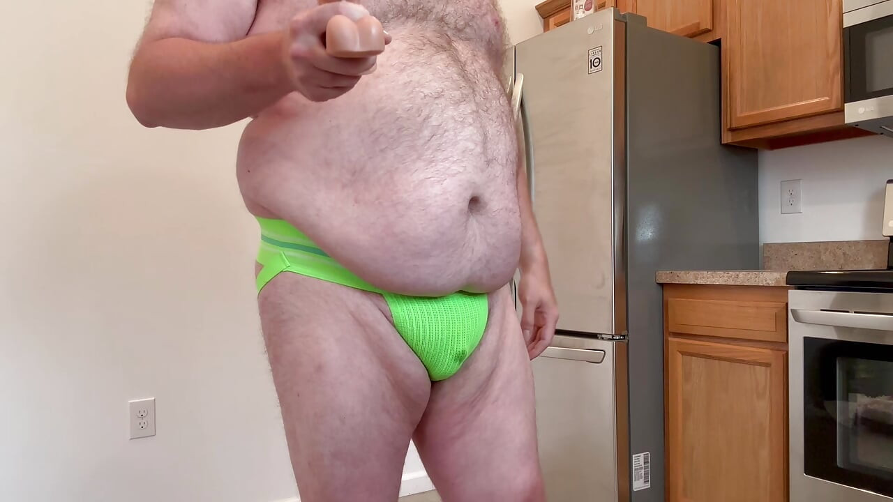 Veliki Trbušni Medvjed Jebe Sebe i Šprica Kroz Jockstrap!
