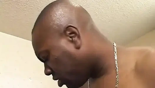 Pelacur kulit hitam menikmati kontol besar