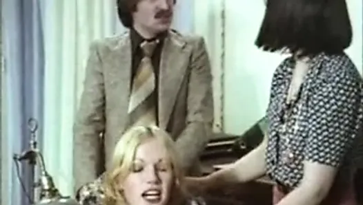 Threesome Brigitte Lahaie Blondes humides (1978) sc2