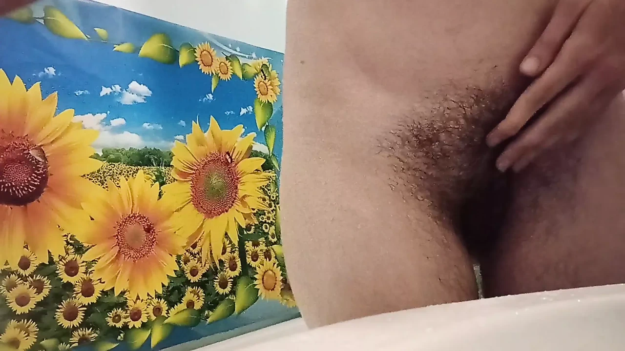 真正的淋浴与热毛熟女。撒尿。