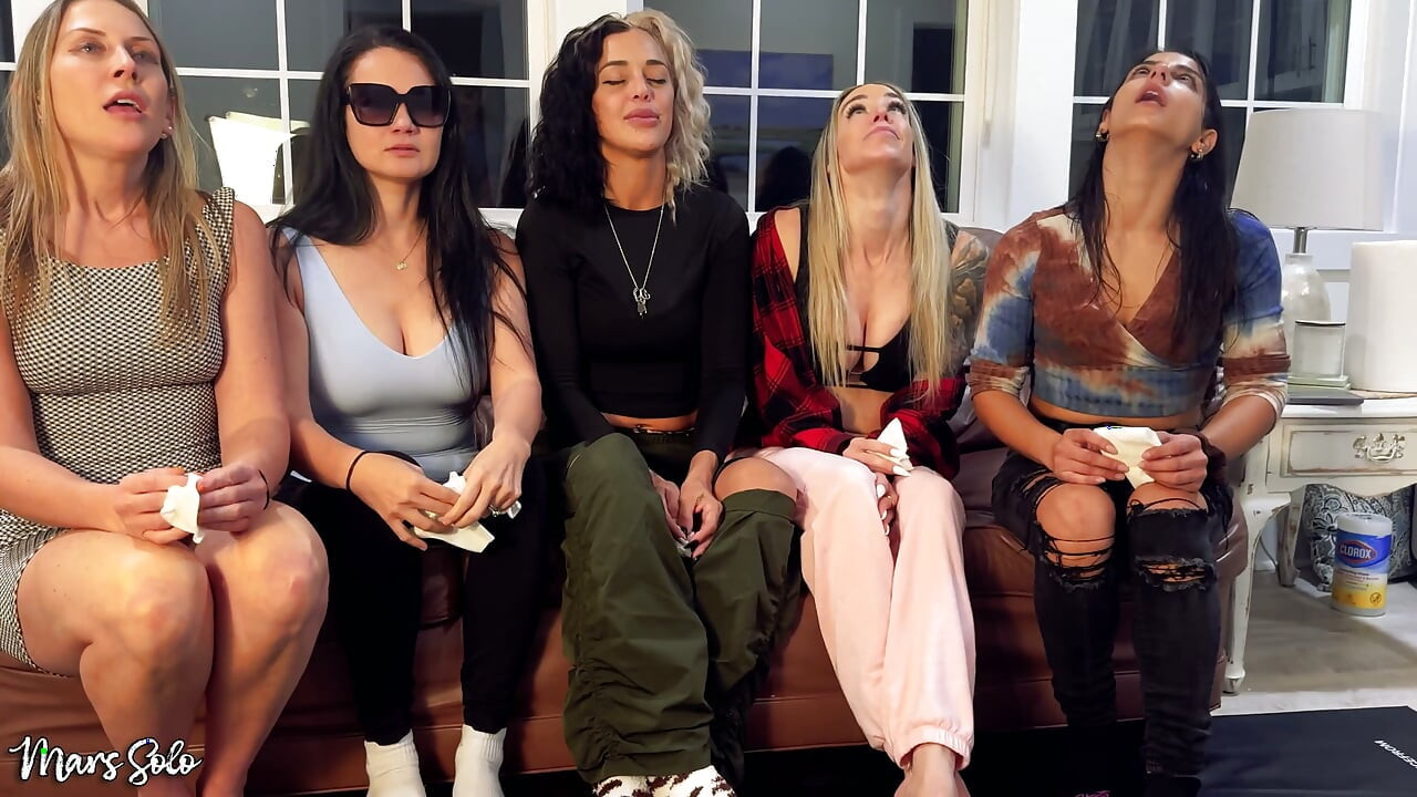 5 jenter prøver nys pulver - Mars Solo, Sinthia Bee, Sexy Sara Bee, og Andi Vicious blir alle introdusert for nys pulver for