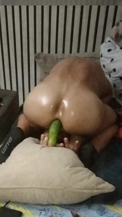 形の良いお尻がディルドに乗る