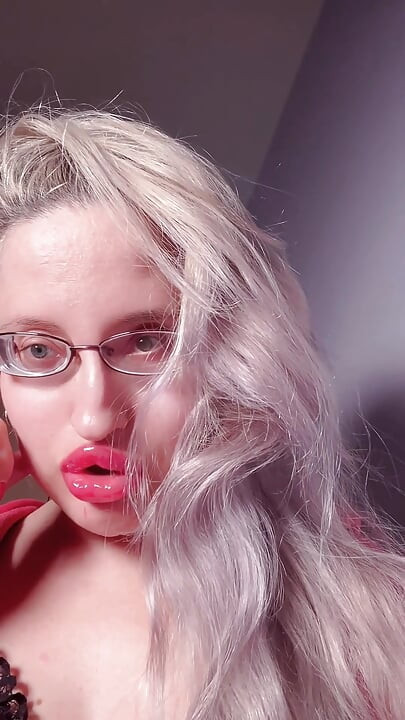Bimbo red lipgloss terikat
