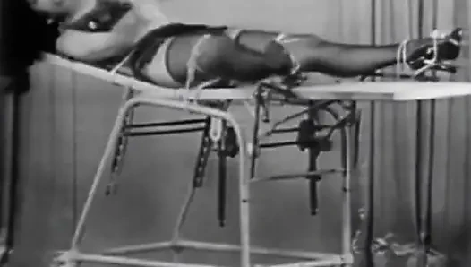 Brunette vintage yang sangat seksi sedang panas