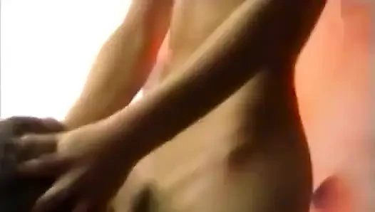 Caroline, wunderschöne kleine nymphomanin, dezent und sehr aufgeregt.