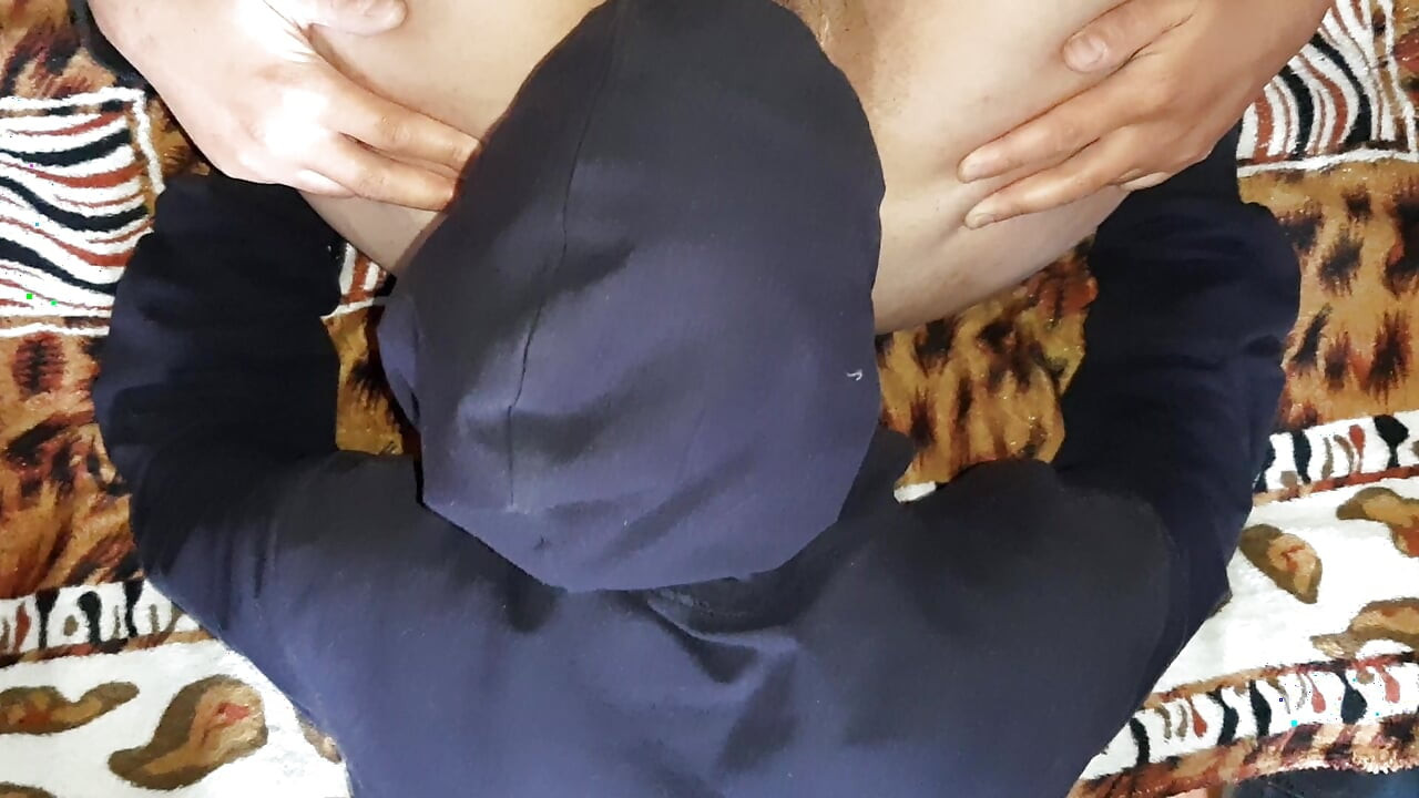 أشم ولعق مؤخرة صديقتي