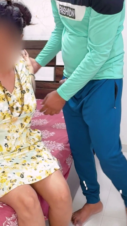 Komal's maid was looking at the dress from the shopping pouch, the owner looked secretly | Clip 2