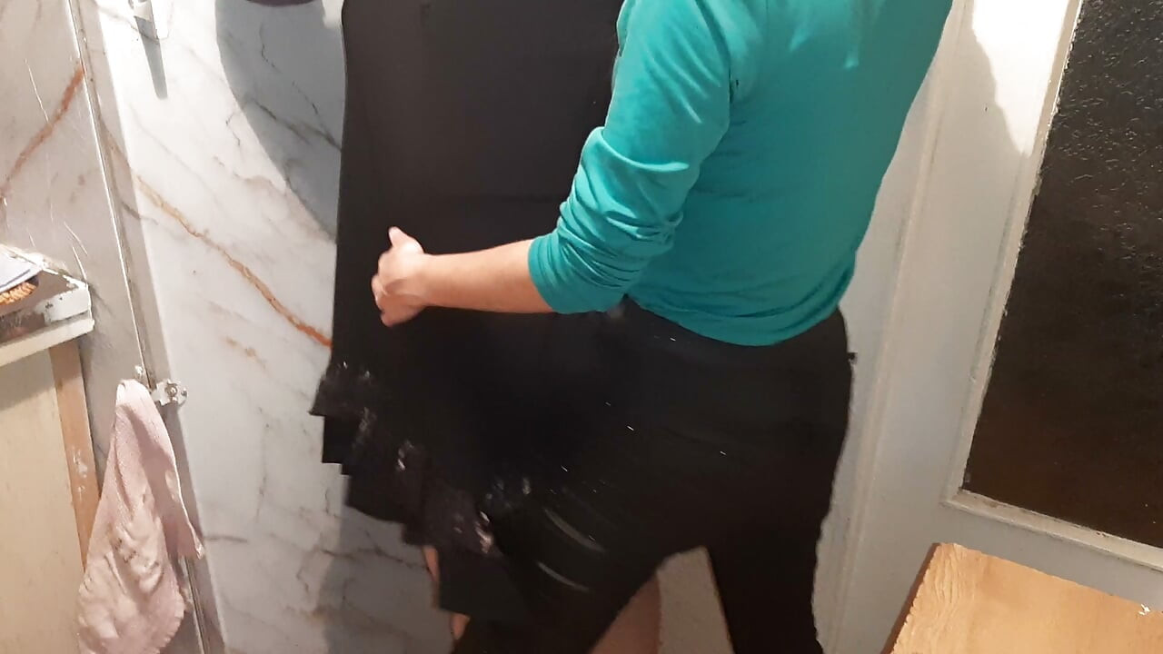 Ich schaue zu und wichse, während meine Freundin meine Stiefmutter fickt