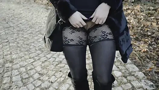 Рискованный публичный трах на прогулке со случайным мужиком с Tinder