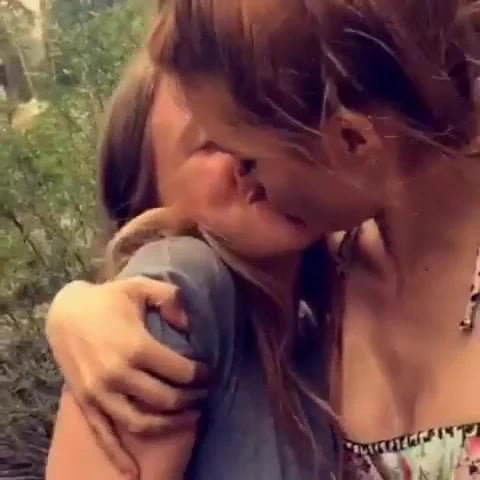 BELLA THORNE LESBIAN KISS GIRLFRIEND